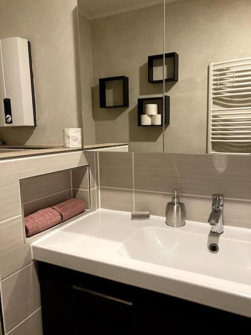 Grosse Wohnkueche, Terrasse, Schlafzimmer Am Steinhuder Meer, Wlan, Parkplatz, Fussbodenheizung, 70Qm Wunstorf Dış mekan fotoğraf